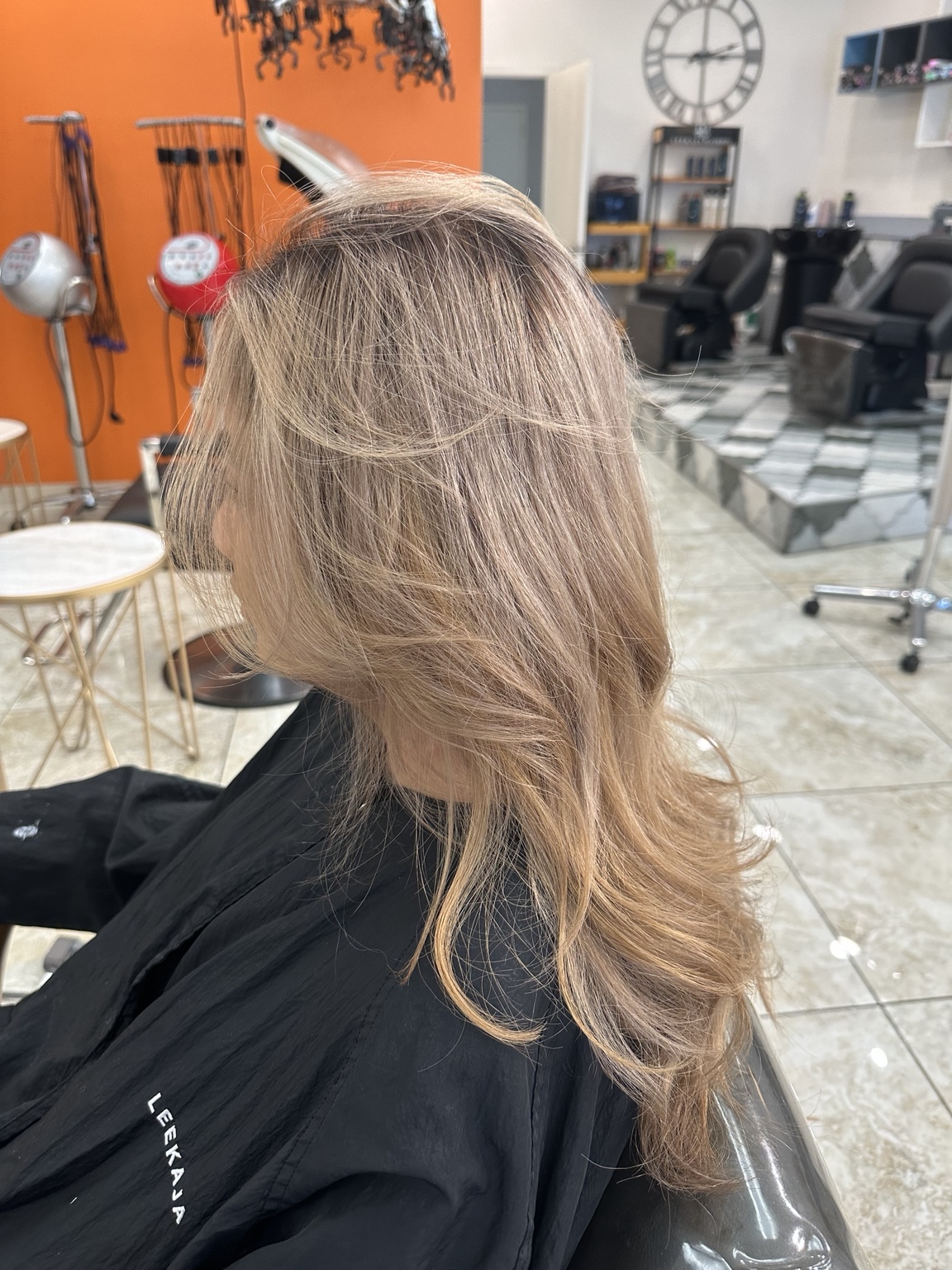 Dimensional blonde layered hairstyle